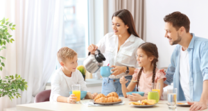 famille petit dejeuner